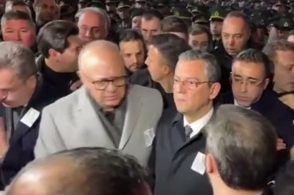 Şehit cenazezinde Özgür Özel’e tepki haberinin görseli