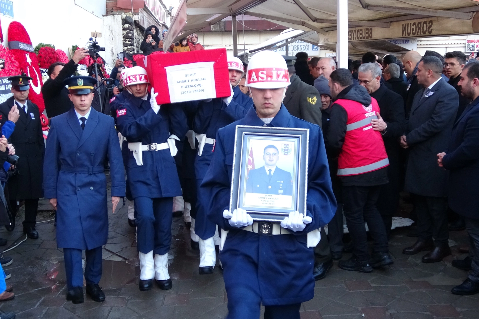 Şehit Piyade Uzman Çavuş Ahmet Arslan, son yolculuğuna uğurlandı haberinin görseli