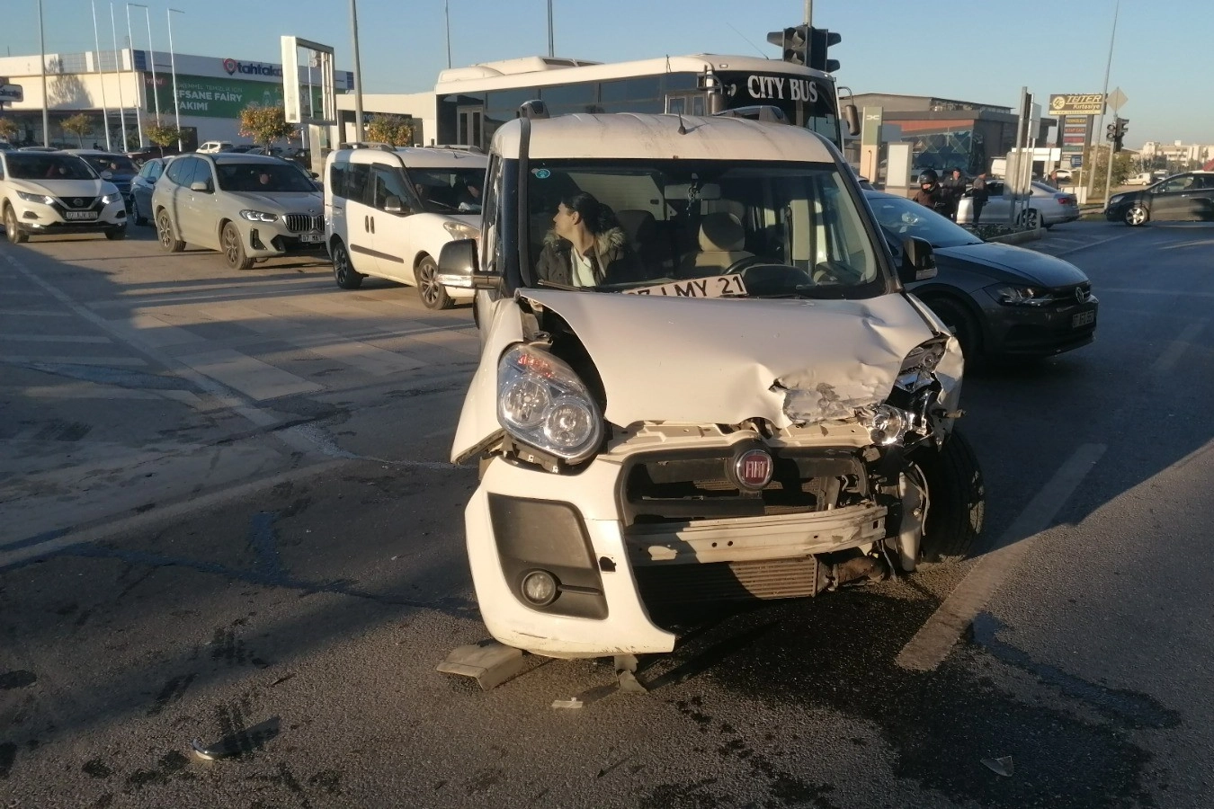 Antalya’da trafik kazası: 2 sürücüye de yeşil yandı haberinin görseli