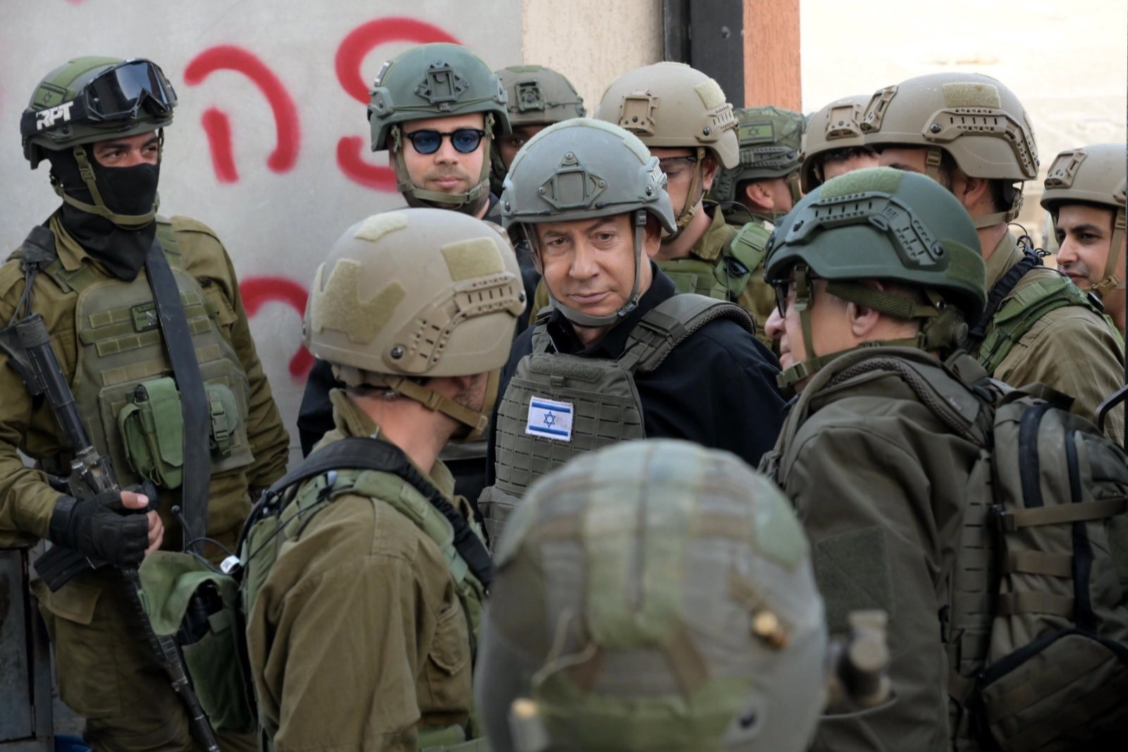 Binyamin Netanyahu, İsrail askerlerini ziyaret etti haberinin görseli