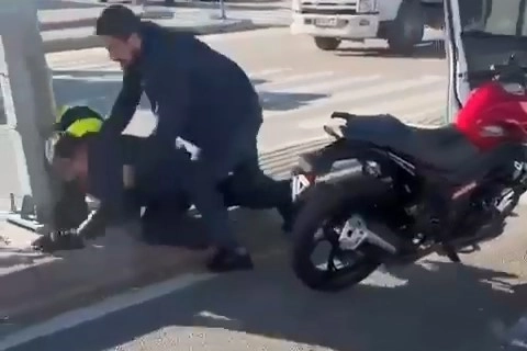 Bursa'da yol kavgası: Motosiklet sürücüsünü kaskıyla dövdü