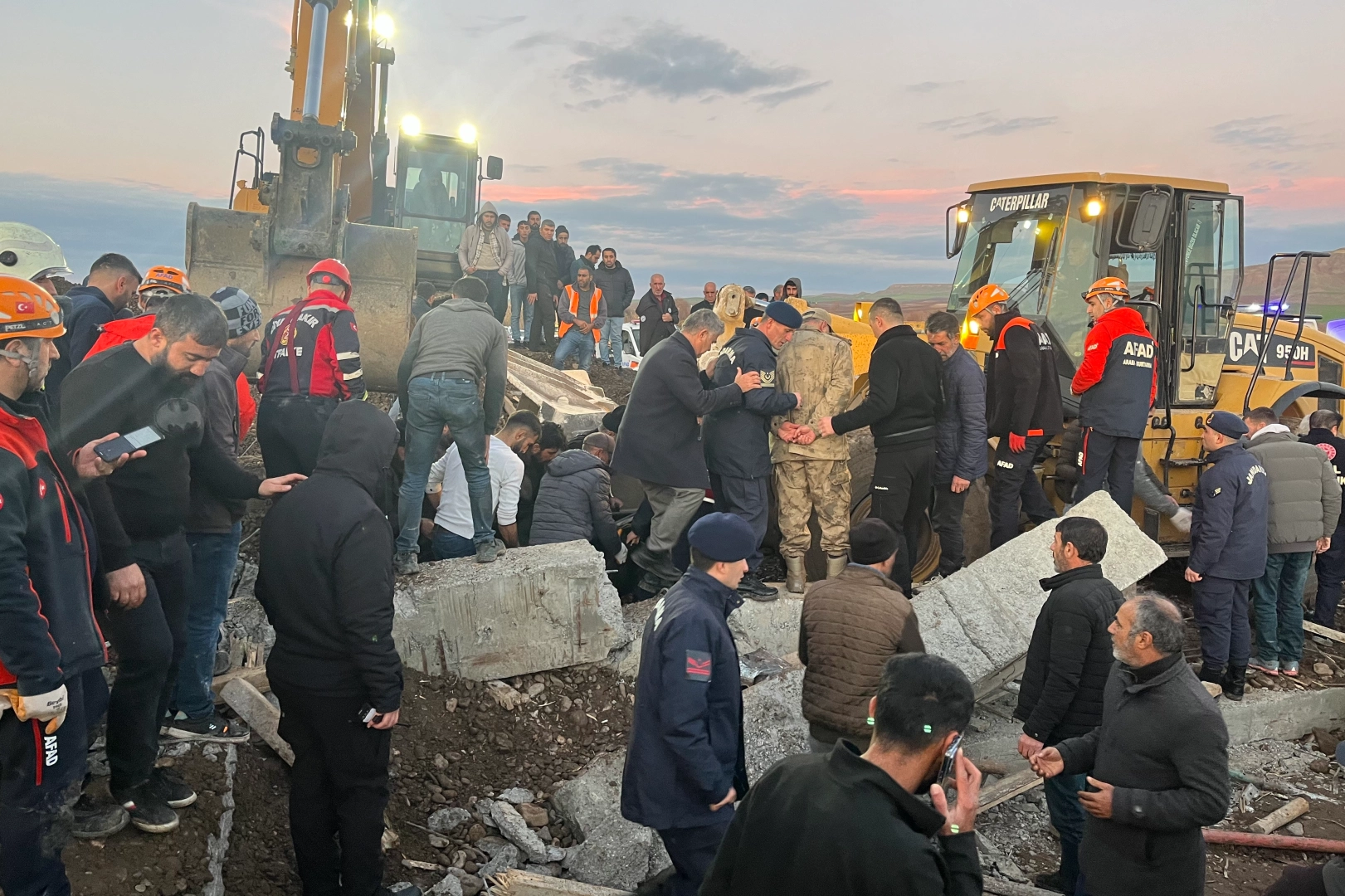 Diyarbakır’da kum ocağında göçük meydana geldi haberinin görseli