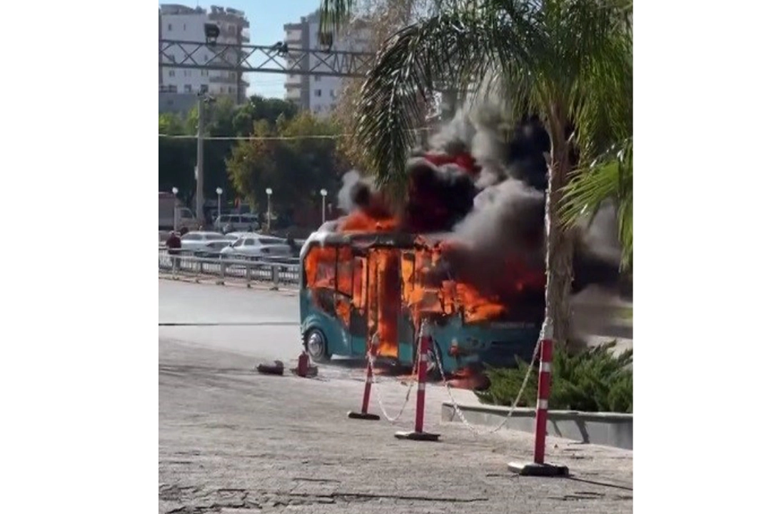 Dolmuş alev alev yandı, geriye demir yığını kaldı