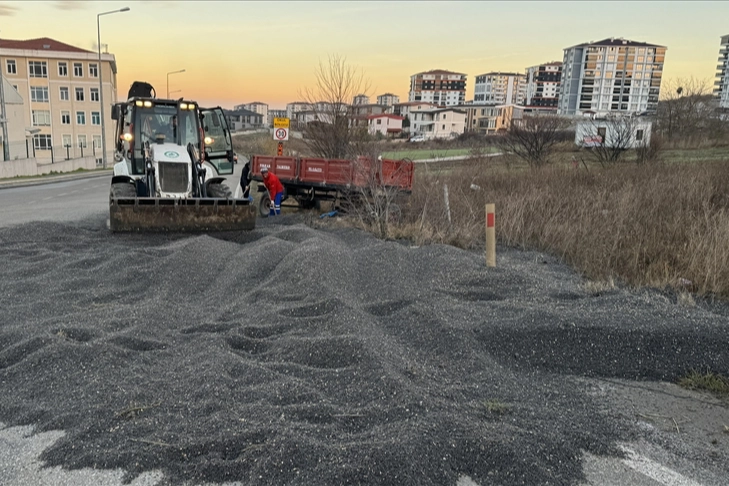 Edirne'de trafik kazası: 5 ton ayçiçeği yüklü traktör römorku devrildi