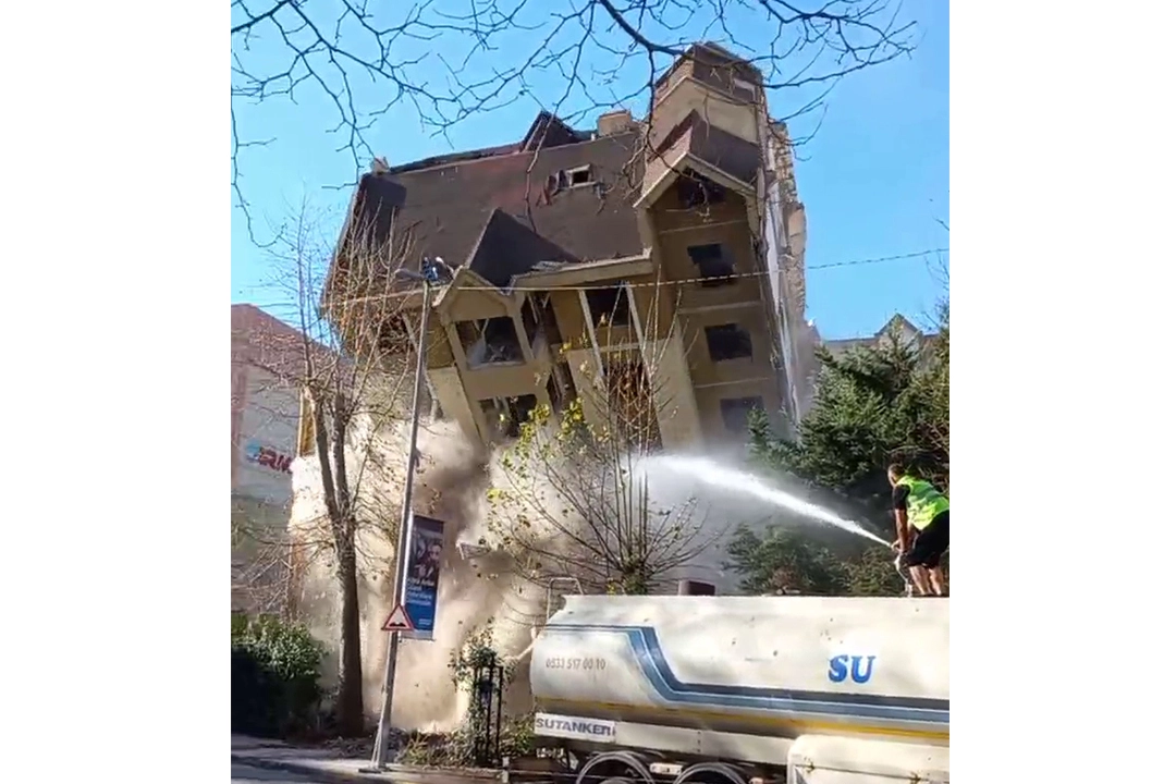 İstanbul’da yıkımı yapılan bina bir anda çöktü