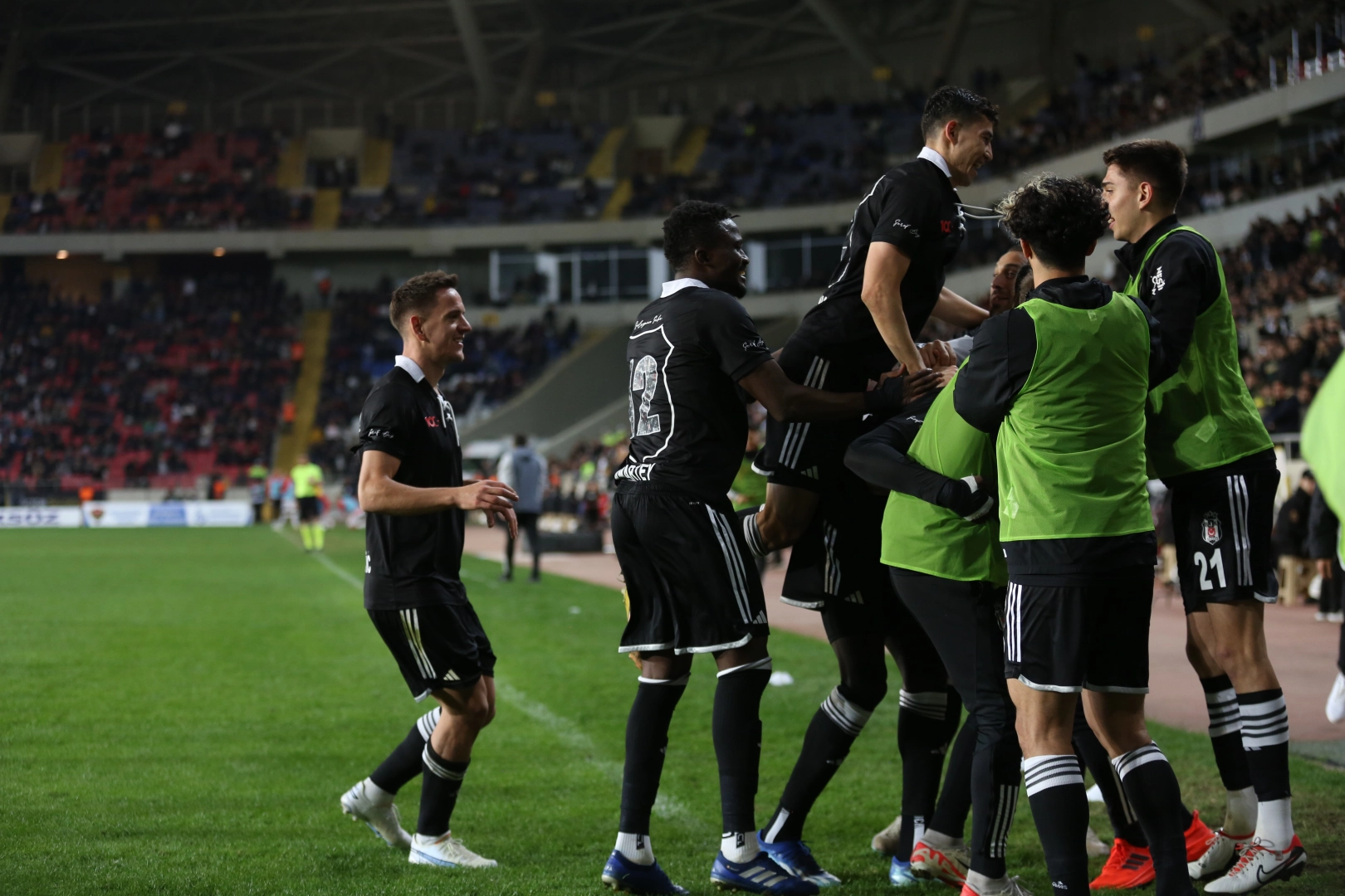 Kartallar, deplasmanda kazandı: Beşiktaş - Hatayspor : 2-1 haberinin görseli
