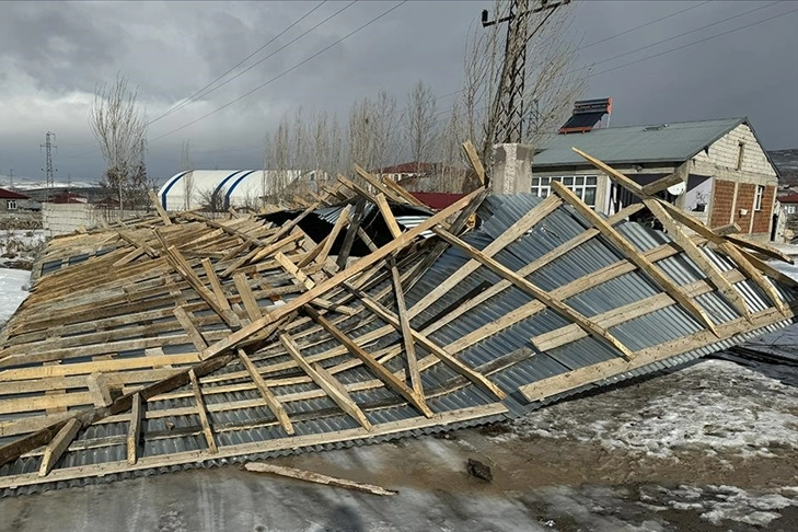 Ağrı'da şiddetli fırtına: Trafo binasının çatısı uçtu