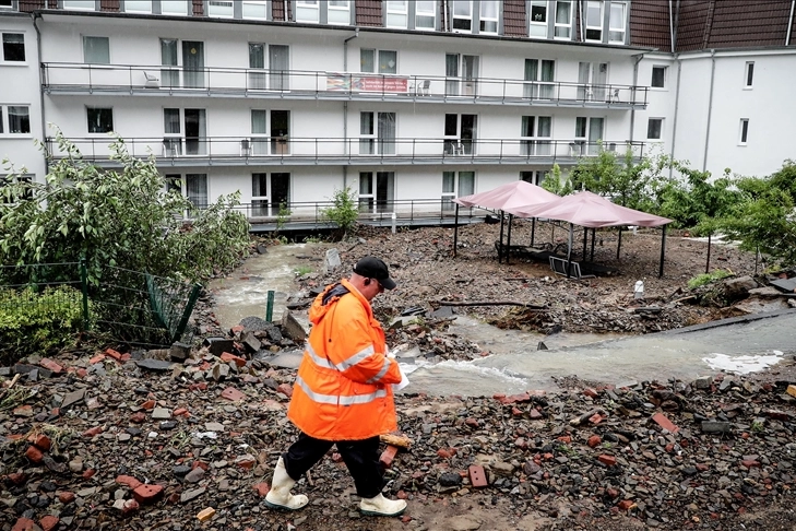 Almanya'da insanlar evlerinden tahliye edildi haberinin görseli
