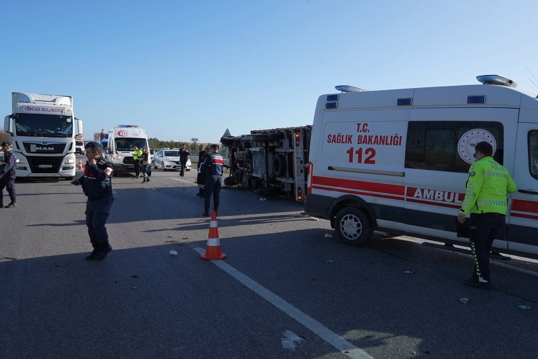 Edirne-İstanbul TEM Otoyolu'nda kaza! Trafiğe kapatıldı