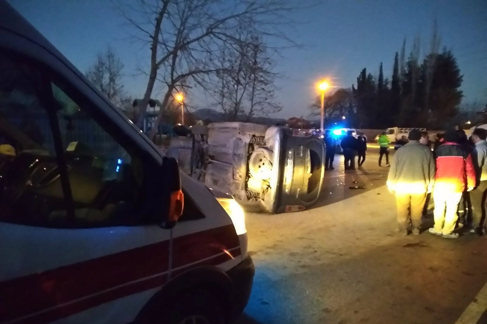Direksiyon başına geçen çocuk sürücü kaza yaptı haberinin görseli