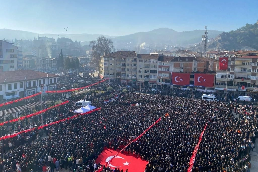 Geçen yıl gazi oldu, bu yıl şehit düştü: Şehidi binlerce Sinoplu uğurladı haberinin görseli
