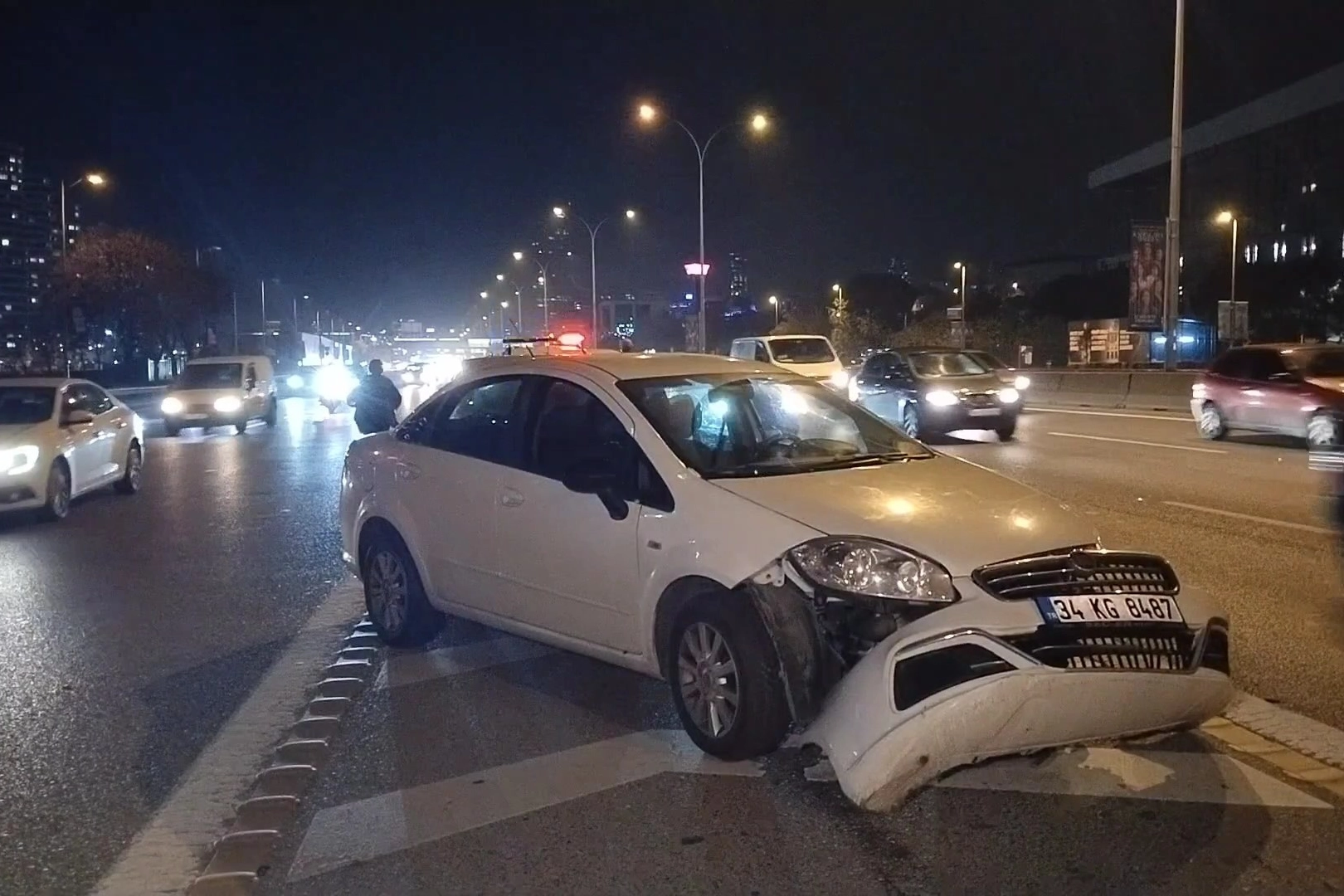 İstanbul’da trafik kazası: Otomobil motosiklete çarptı