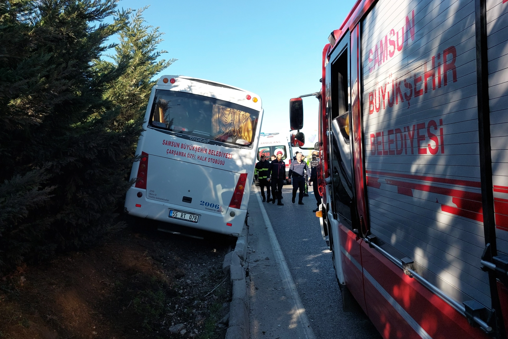Samsun’da trafik kazası: Lastiği patlayan midibüs refüje çıktı haberinin görseli