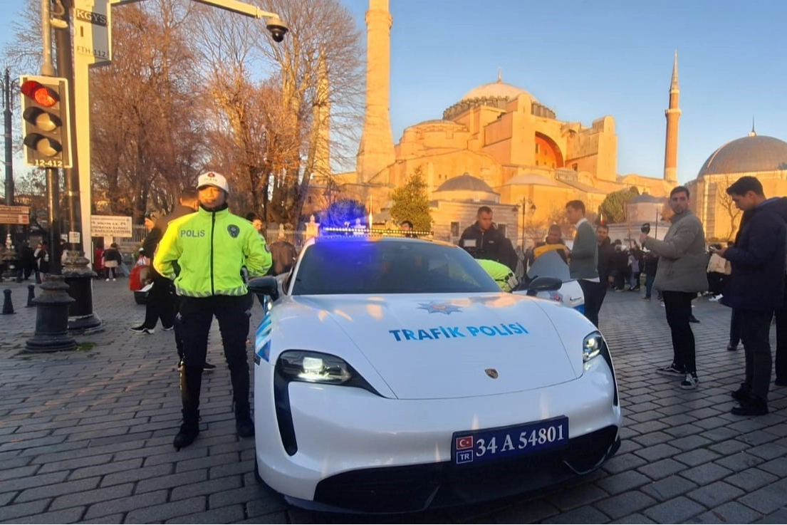 Suç örgütlerinden ele geçirilen lüks otomobiller polis otosu oldu haberinin görseli