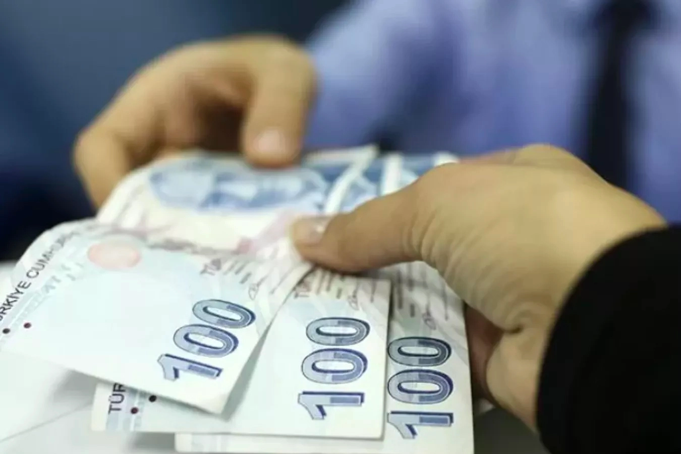 Çalışan emeklilere 5 bin TL ikramiye yasalaştı haberinin görseli