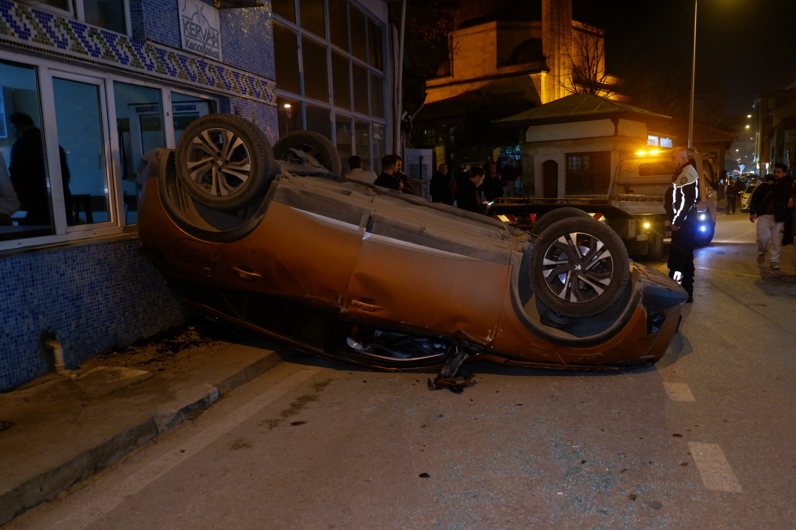 Edirne’de trafik kazası: Park halindeki araca çarpan otomobil devrildi