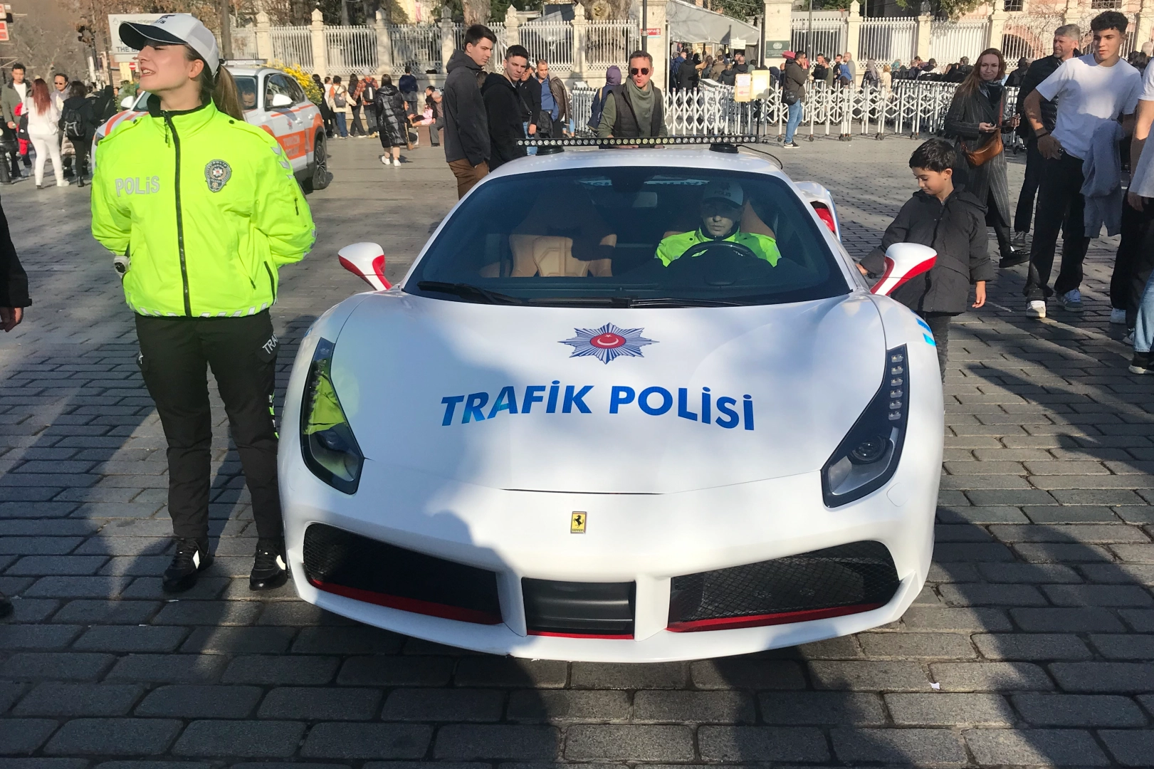 Ferrari marka lüks araç mega kentte sergileniyor