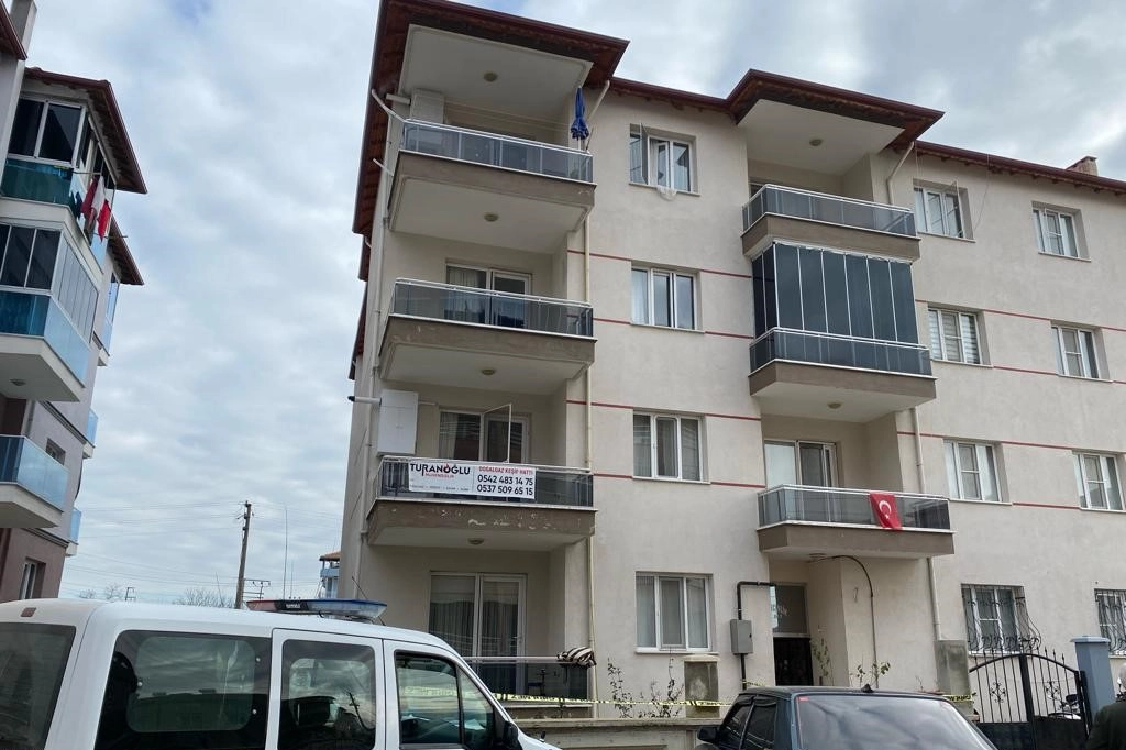 Pencereden düşen öğretmen hayata tutunamadı haberinin görseli
