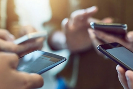 Telefonu elinizden düşüremiyorsanız dikkat! Bu bir hastalık olabilir haberinin görseli