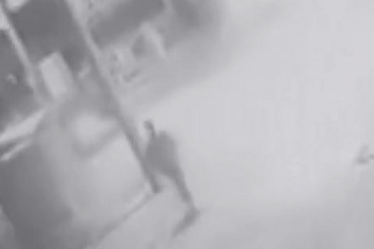 Yiyecek almaya çalıştığı çöp konteynerinin altında kaldı haberinin görseli