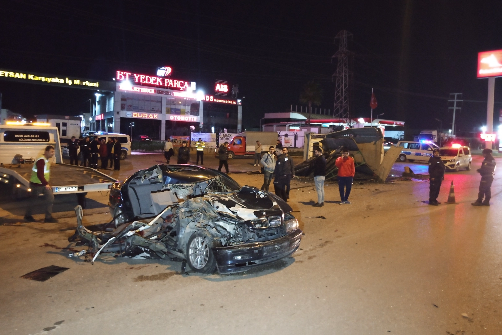 Adana’da feci kaza: Kamyonet ile çarpışan otomobil hurda yığınına döndü