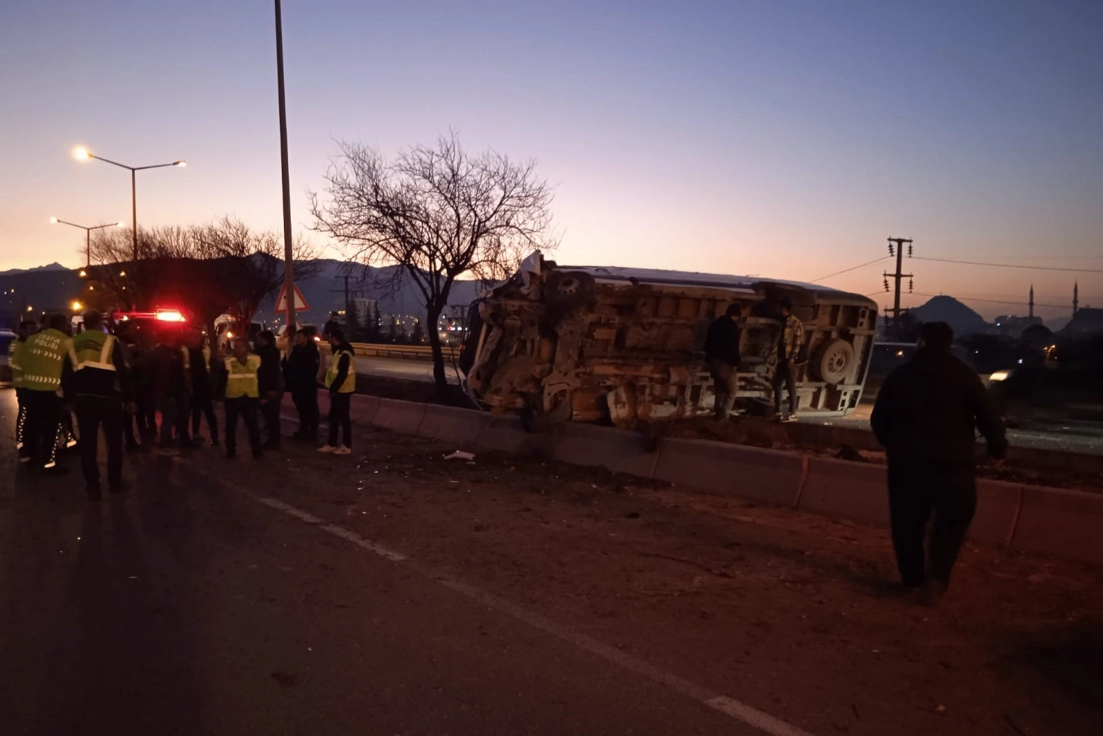 Afyonkarahisar’da feci kaza: İşçi servisi refüje devrildi