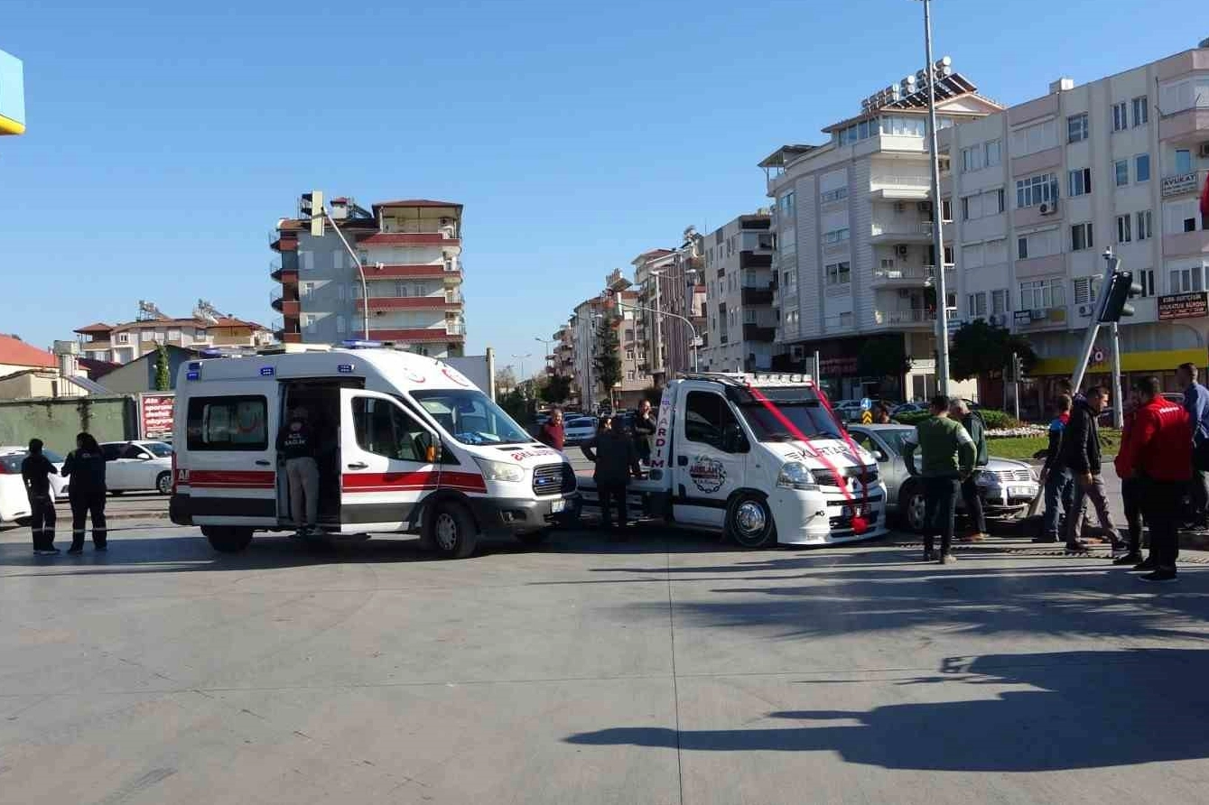 Antalya'da bir sürücü direksiyon başında kalp krizi geçirdi