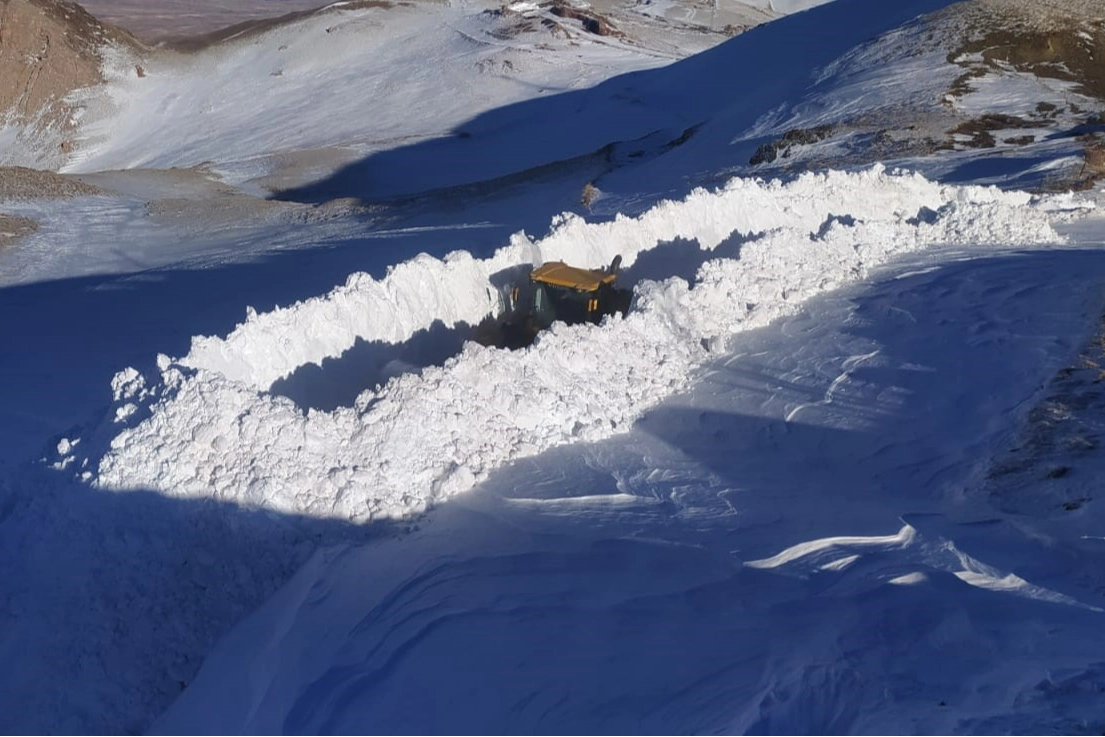 Hakkari'de 4 metreyi aşan kar yolları felç etti