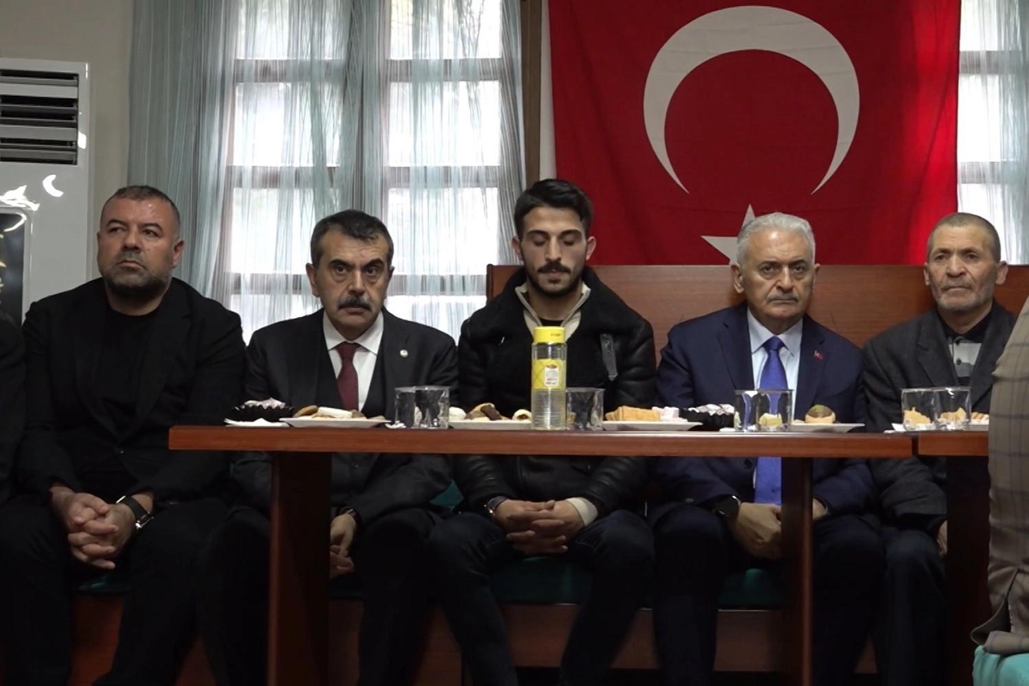 Bakan Tekin'den şehit ailesine taziye