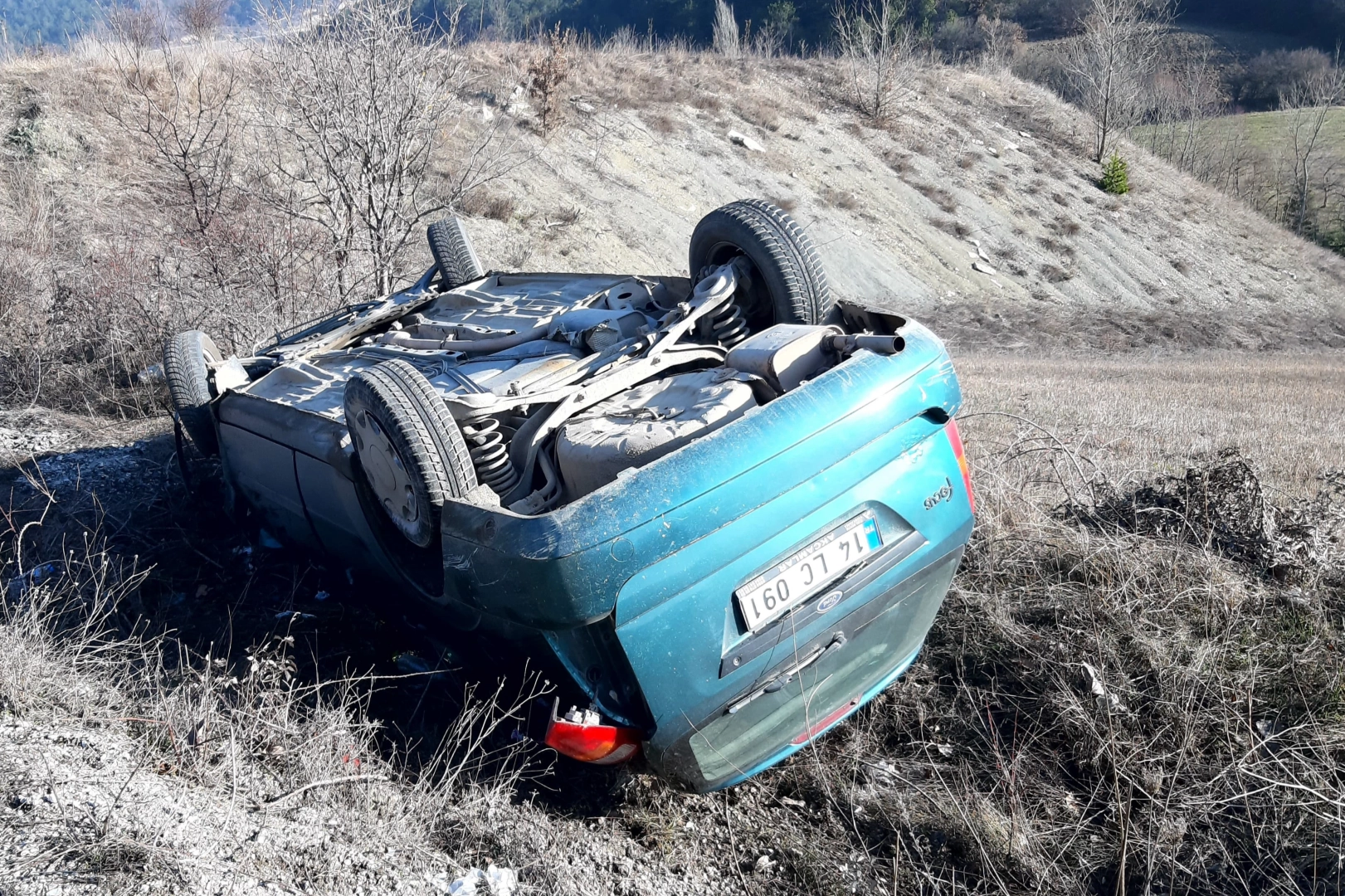 Bolu’da kaza: Otomobil şarampole devrildi