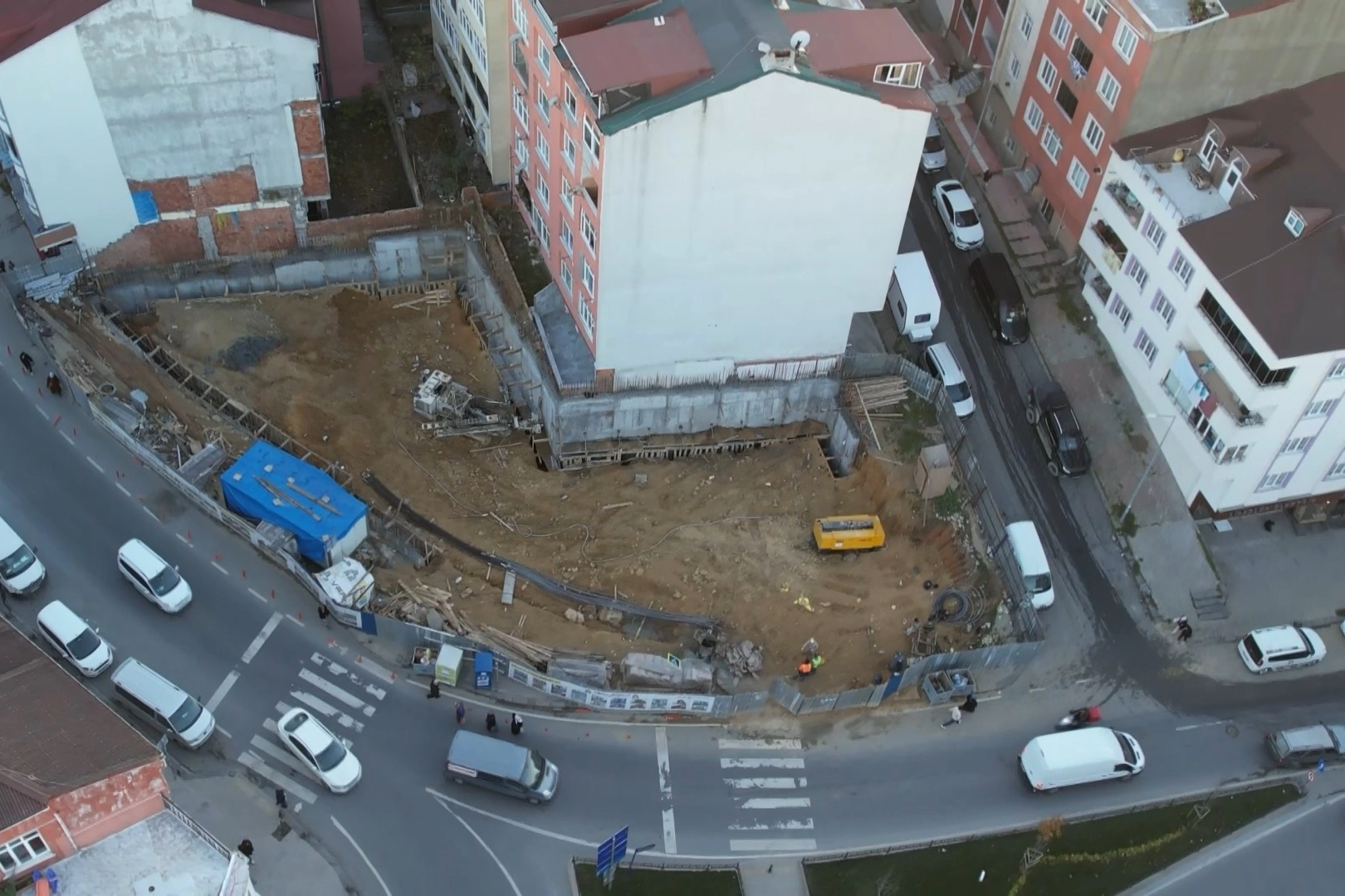 İstanbul’da 3 binada kayma: Mahalleli sokağa döküldü