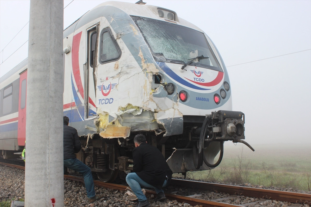 İzmir'de kaza: Tır ile tren çarpıştı