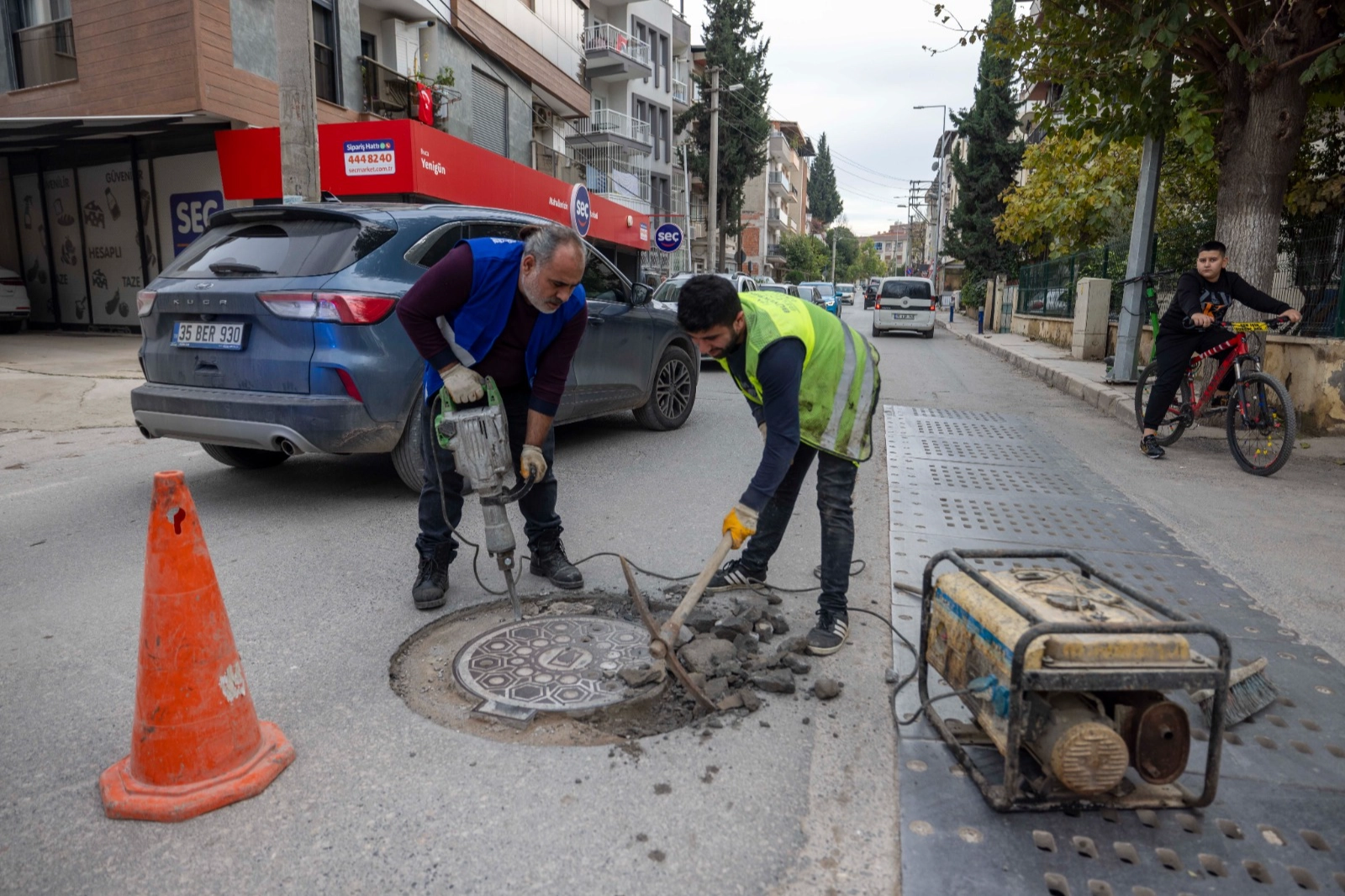 İZSU'nun yağmur suyu çalımşaları devam ediyor