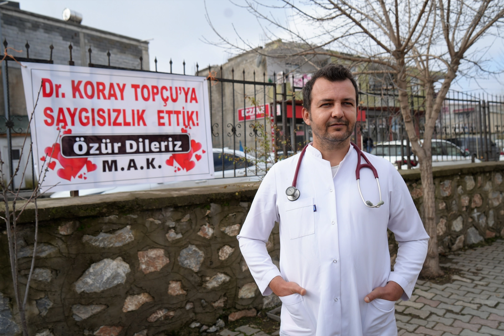 Muş'ta takdir toplayan davranış: Tartıştıkları doktordan pankart ile özür dilerdiler