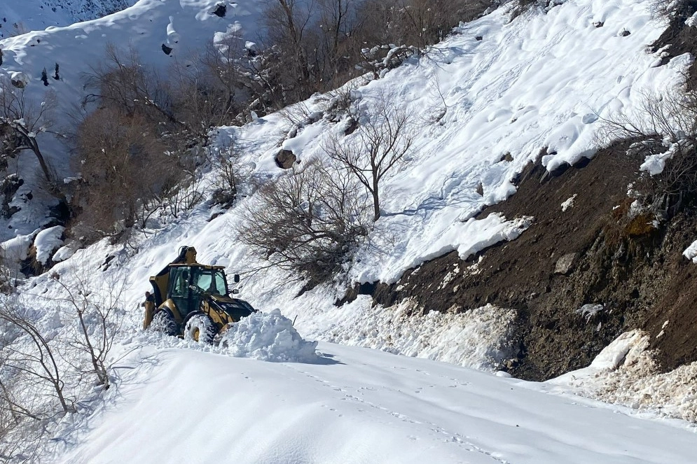 Şırnak’ta kar kalınlığı 2 metreyi buldu... Yol çalışmaları aralıksız sürüyor