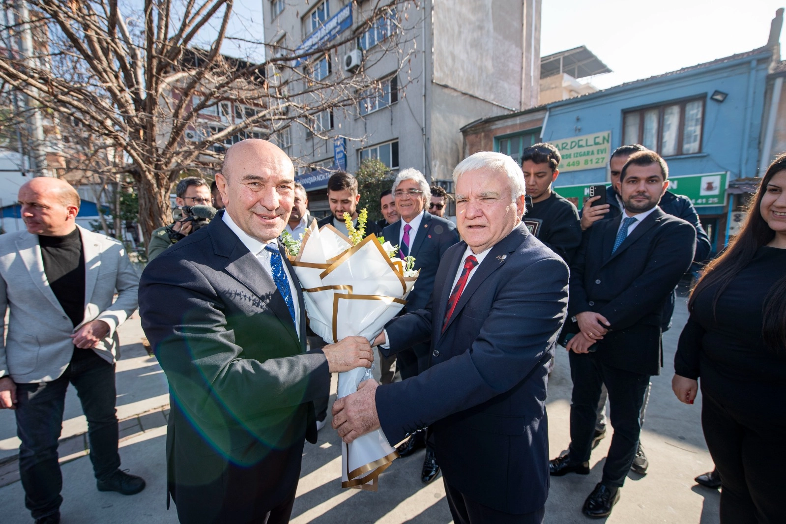 Alsancak’ta Tunç Soyer’e yoğun ilgi