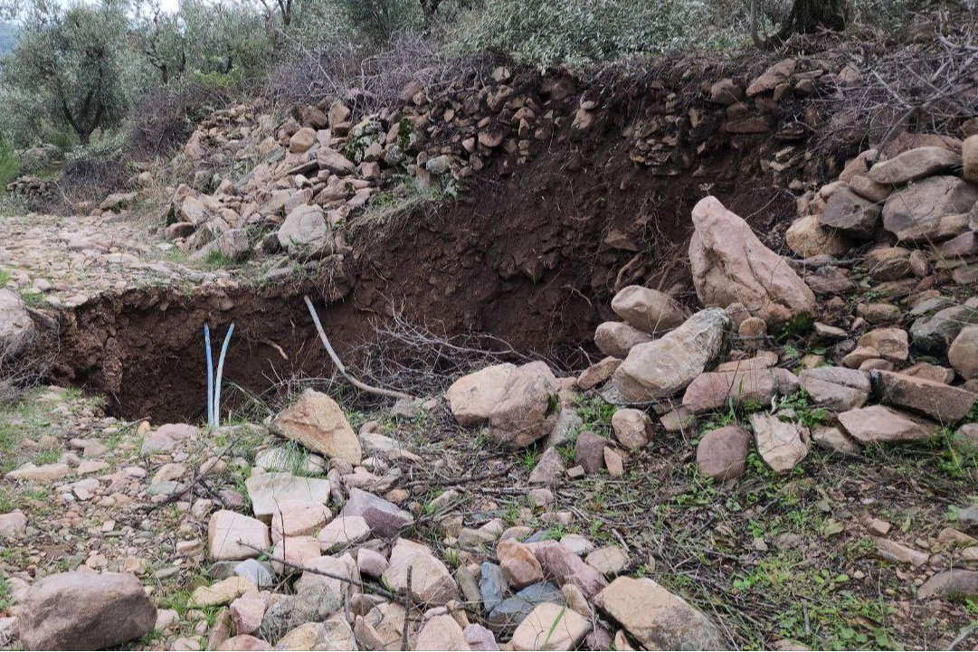 Deprem bölgesinde endişelendiren görüntü: 1 ay simsiyah su aktı