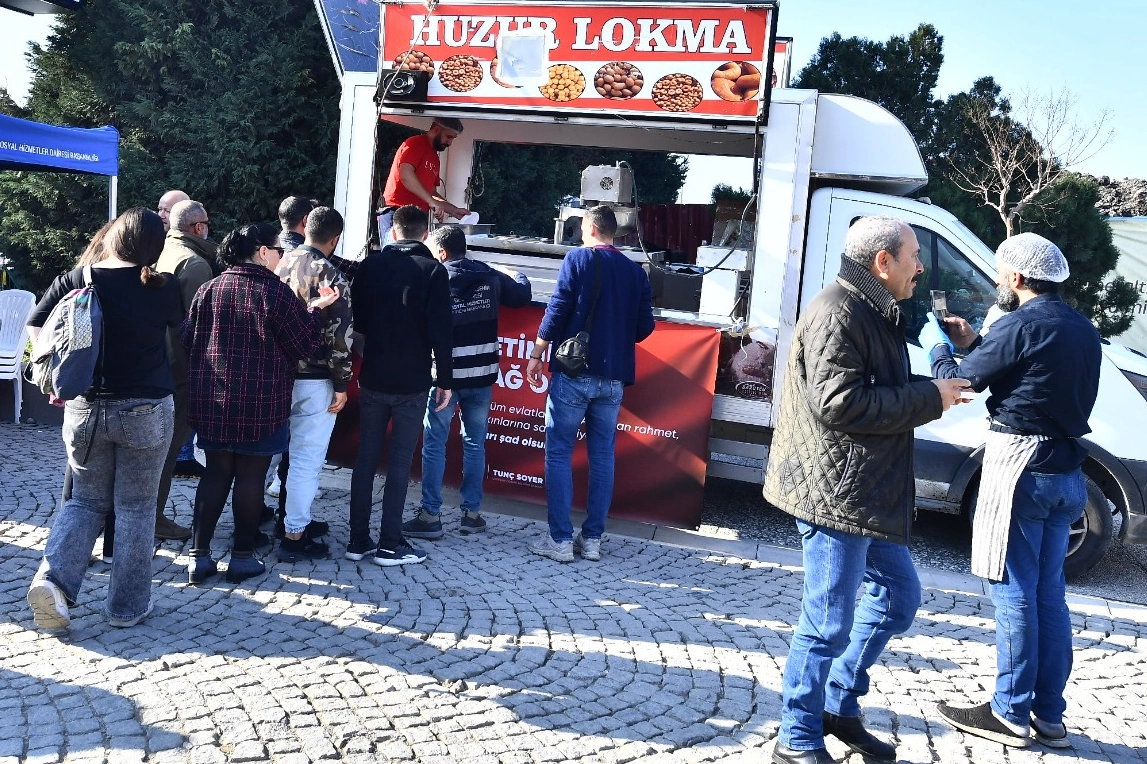 İzmir’de şehitler için lokma dağıtıldı