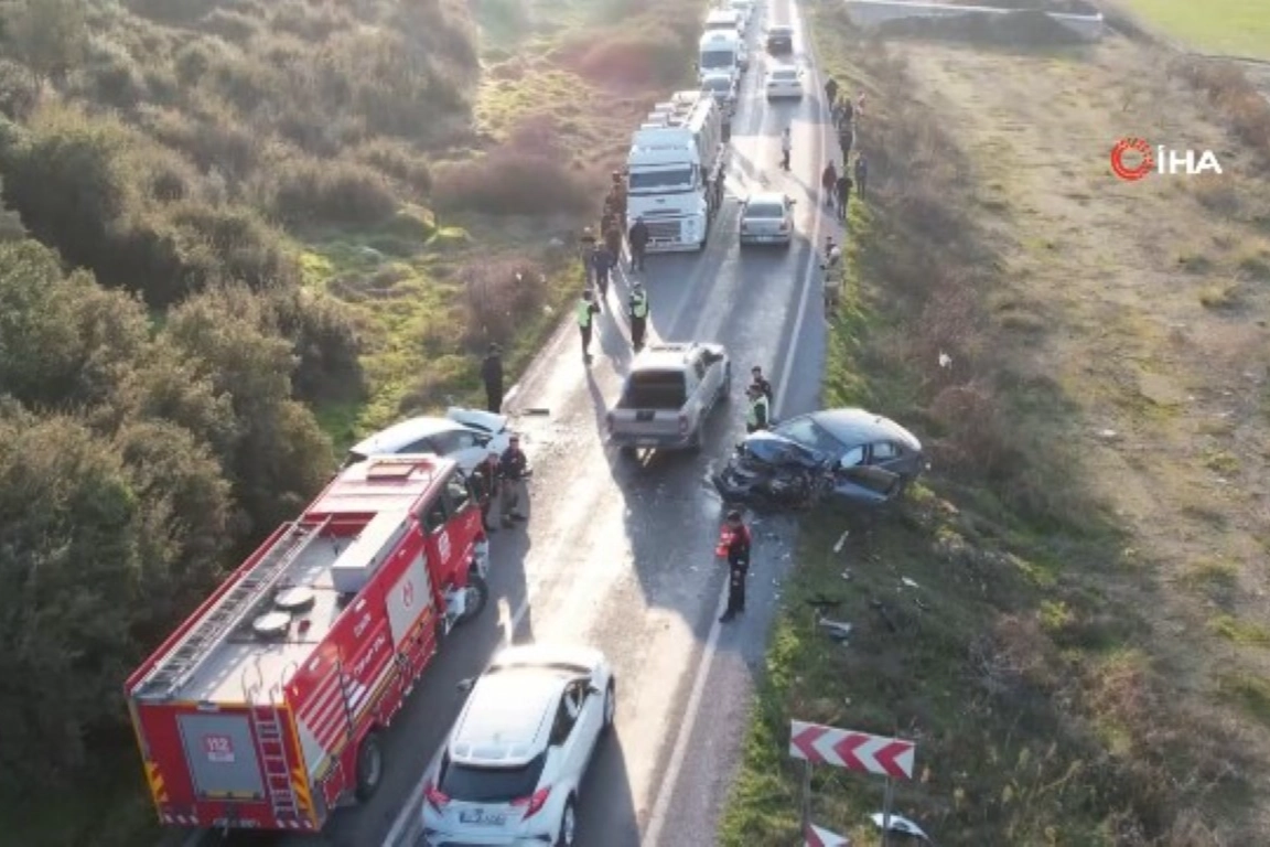 İzmir haber: Otomobiller çarpıştı, ortalık savaş alanına döndü