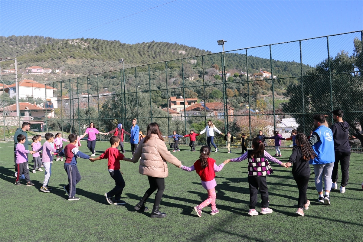 Aydın'da gönüllü gençler okul duvarlarını renklendirdi