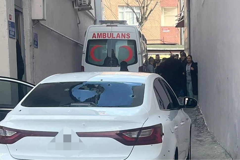 İstanbul’da silahlı çatışma: Olay yerinden geçen çocuk kurşunların hedefi oldu