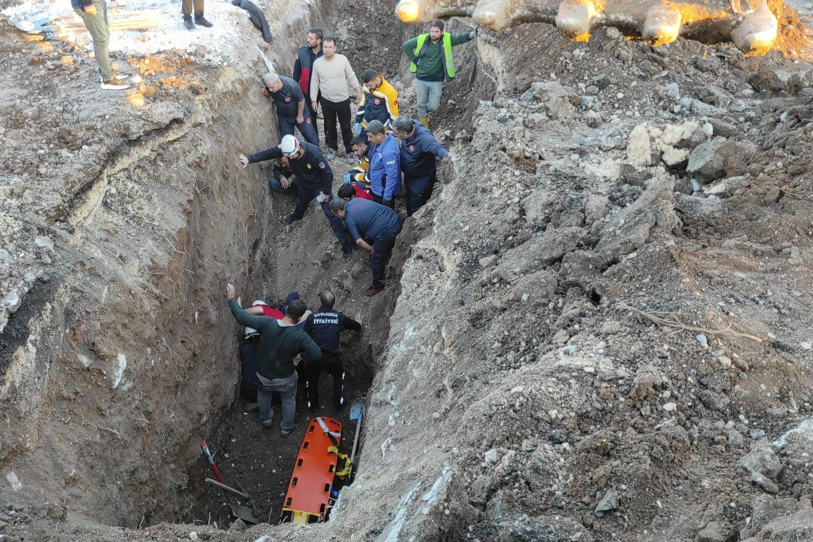 Kanal çalışması sırasında göçük: Vücudunun yarısı göçük altında kaldı