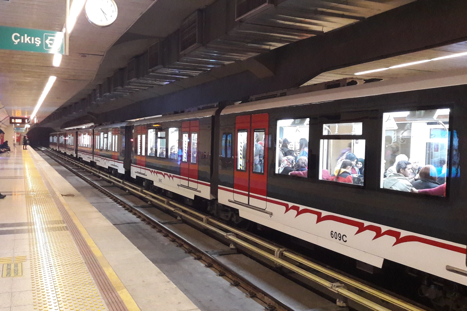 Metroda yürüyen merdiven çöktü