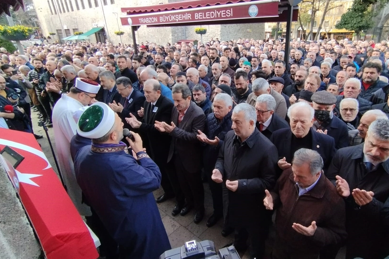 Trabzon Belediyesi eski başkanlarından Niyazi Sürmen son yolculuğuna uğurlandı