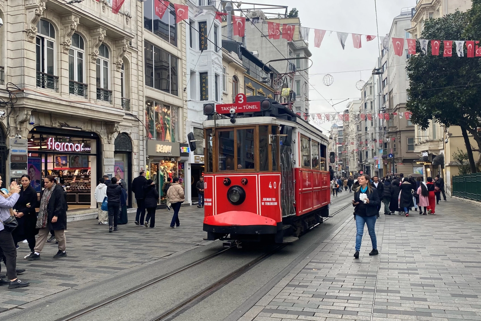 Taksim’de yılbaşı hazırlıkları başladı