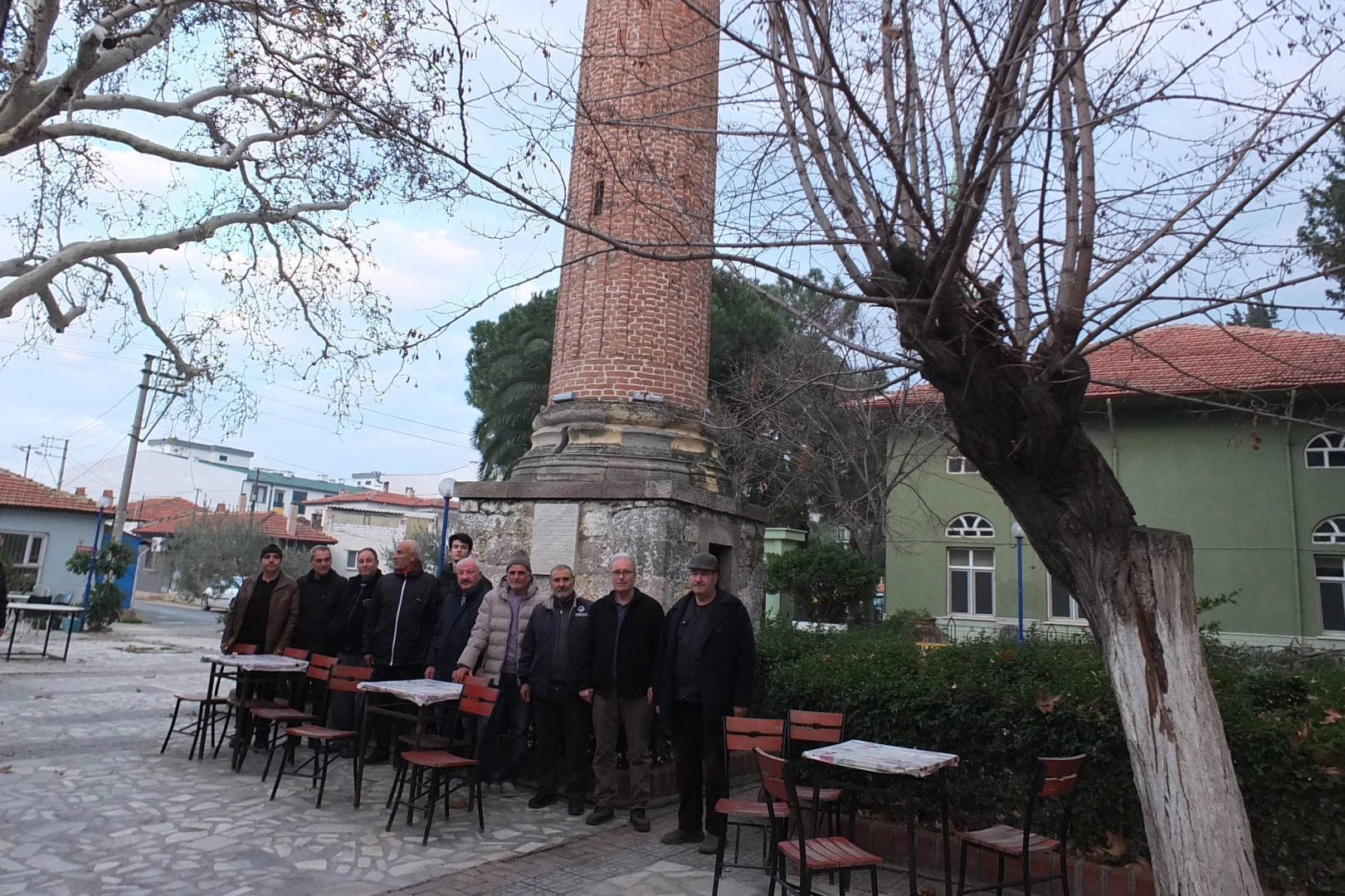 Burhaniye'de camisiz minare ilgi odağı oldu