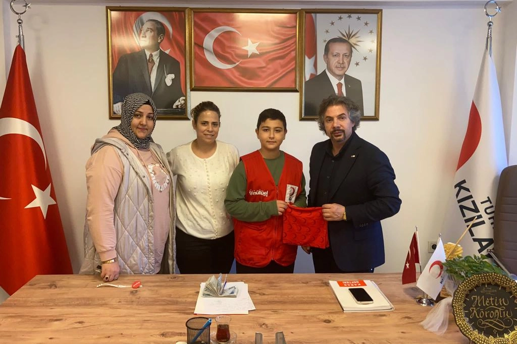 Depremzede çocuk birikimini Kızılay’a bağışladı haberinin görseli