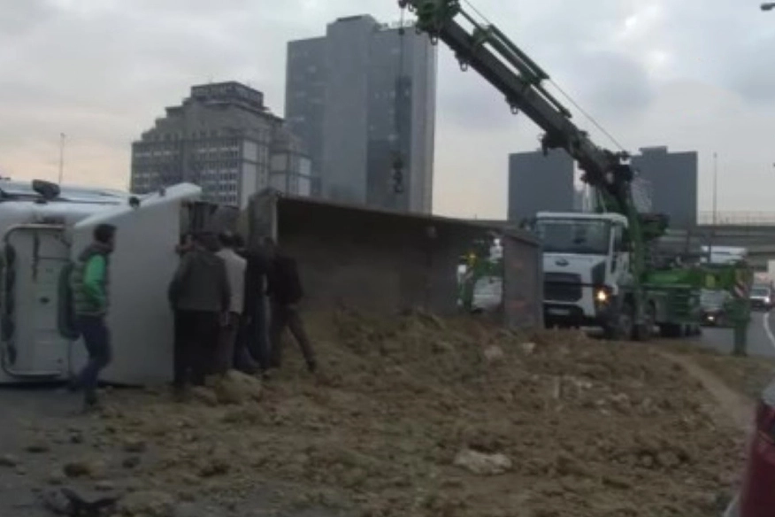 İstanbul'da zincirleme kaza: Hafriyatlar yola saçıldı haberinin görseli