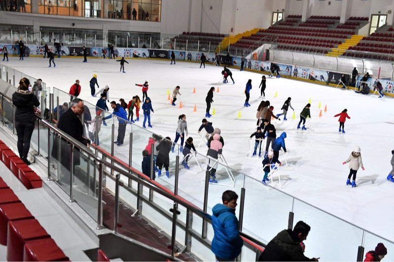 İzmir’in buz sporuna yeni yıl zammı haberinin görseli