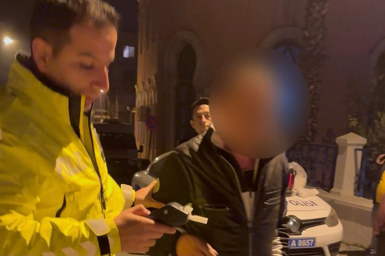 Alkollü sürücü polis ekiplerine zor anlar yaşattı haberinin görseli